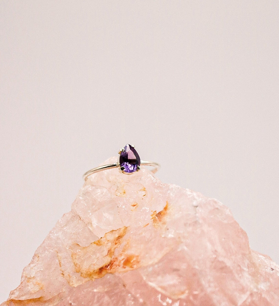 Amethist ring in peervorm van sterling zilver - elegante damesring met paarse edelsteen die rust, helderheid en balans symboliseert