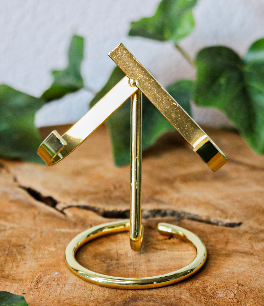 Crystal stand medium