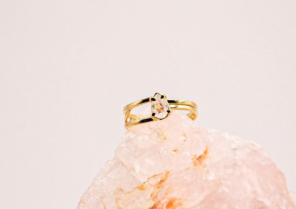 Goudvergulde maansteenring met druppelvormige edelsteen – elegant en tijdloos design.