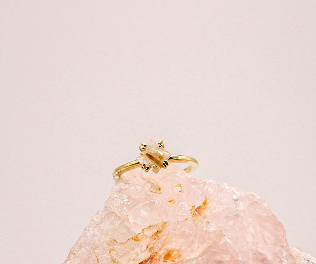Gold plated rhombus ring met rutilated quartz steen – Rutilated Quartz Rhombus Ring