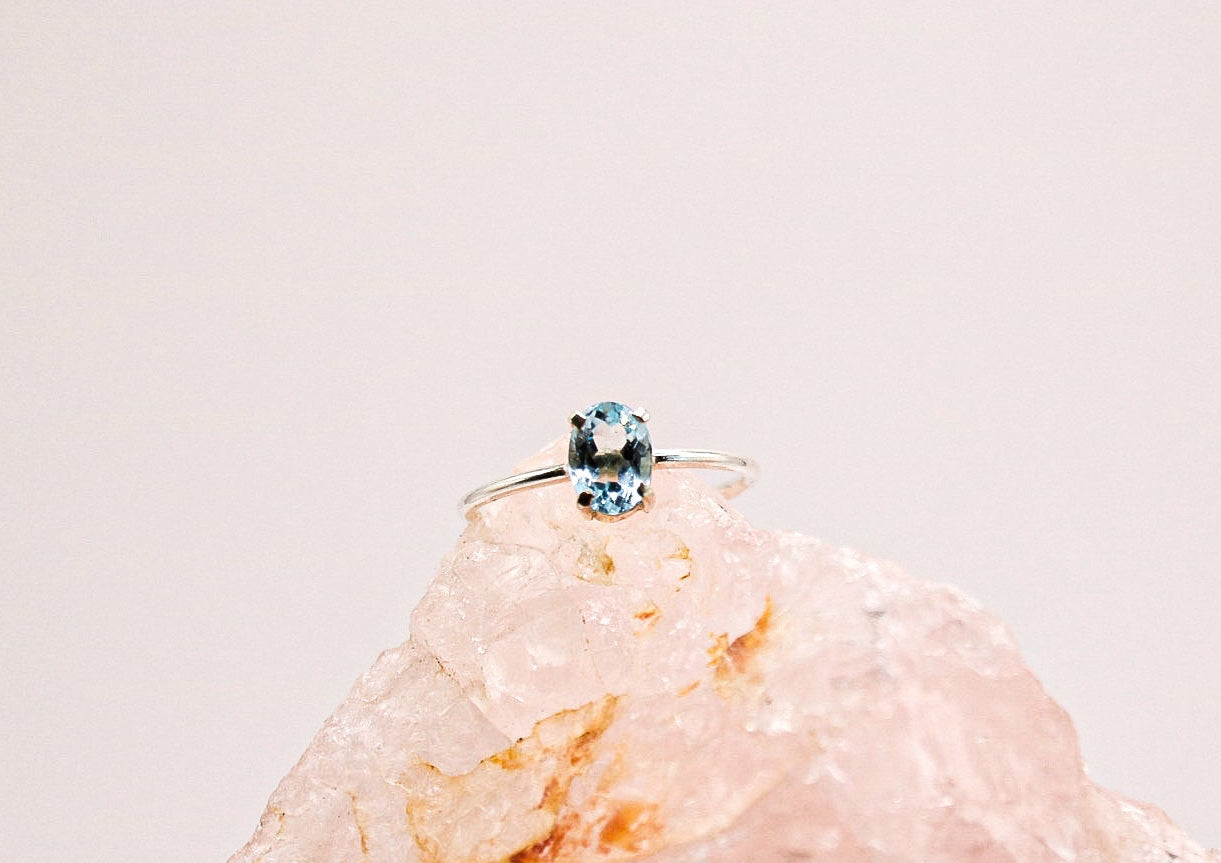 Blue Topaz Ring in klassieke ovale vorm van sterling zilver - elegante damesring met blauwtopaas