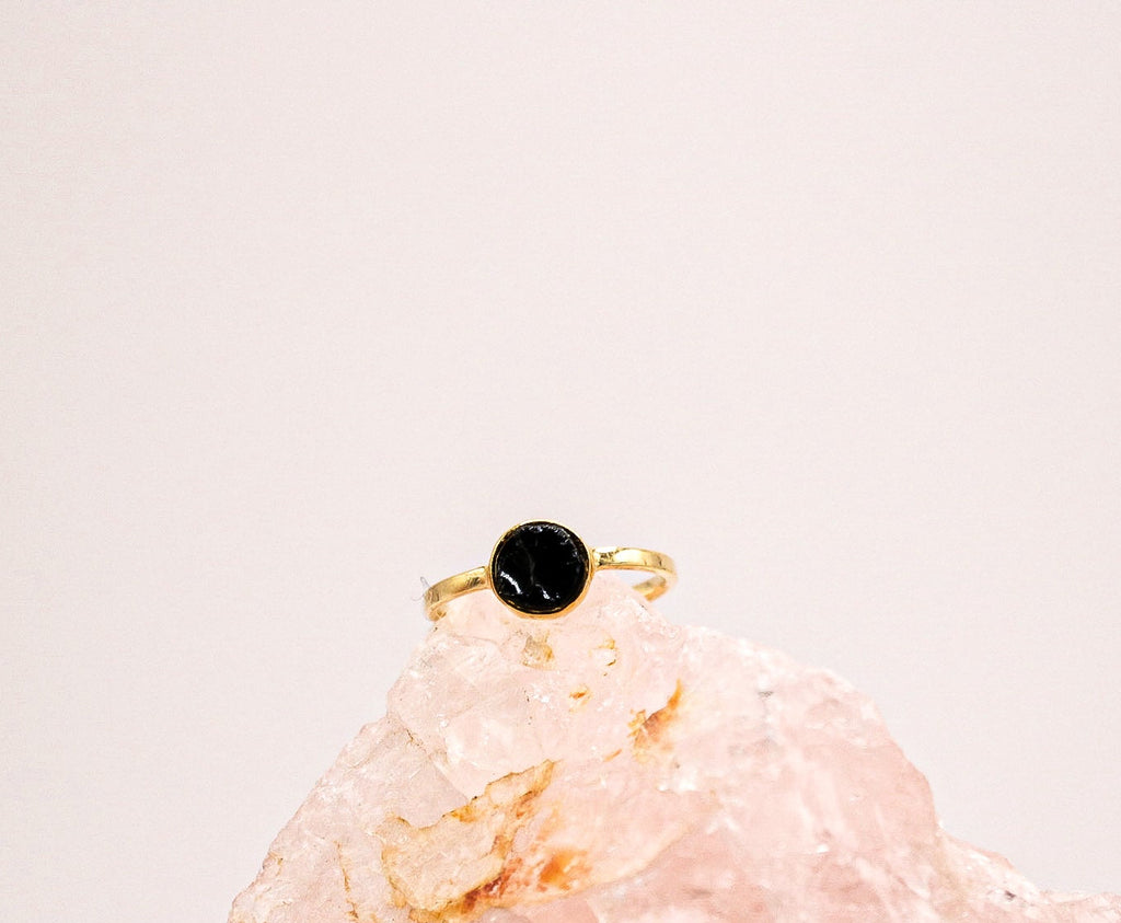 Gouden ring met zwarte obsidiaan in briolette slijping – handgemaakte gold plated ring met beschermende betekenis en luxe uitstraling.