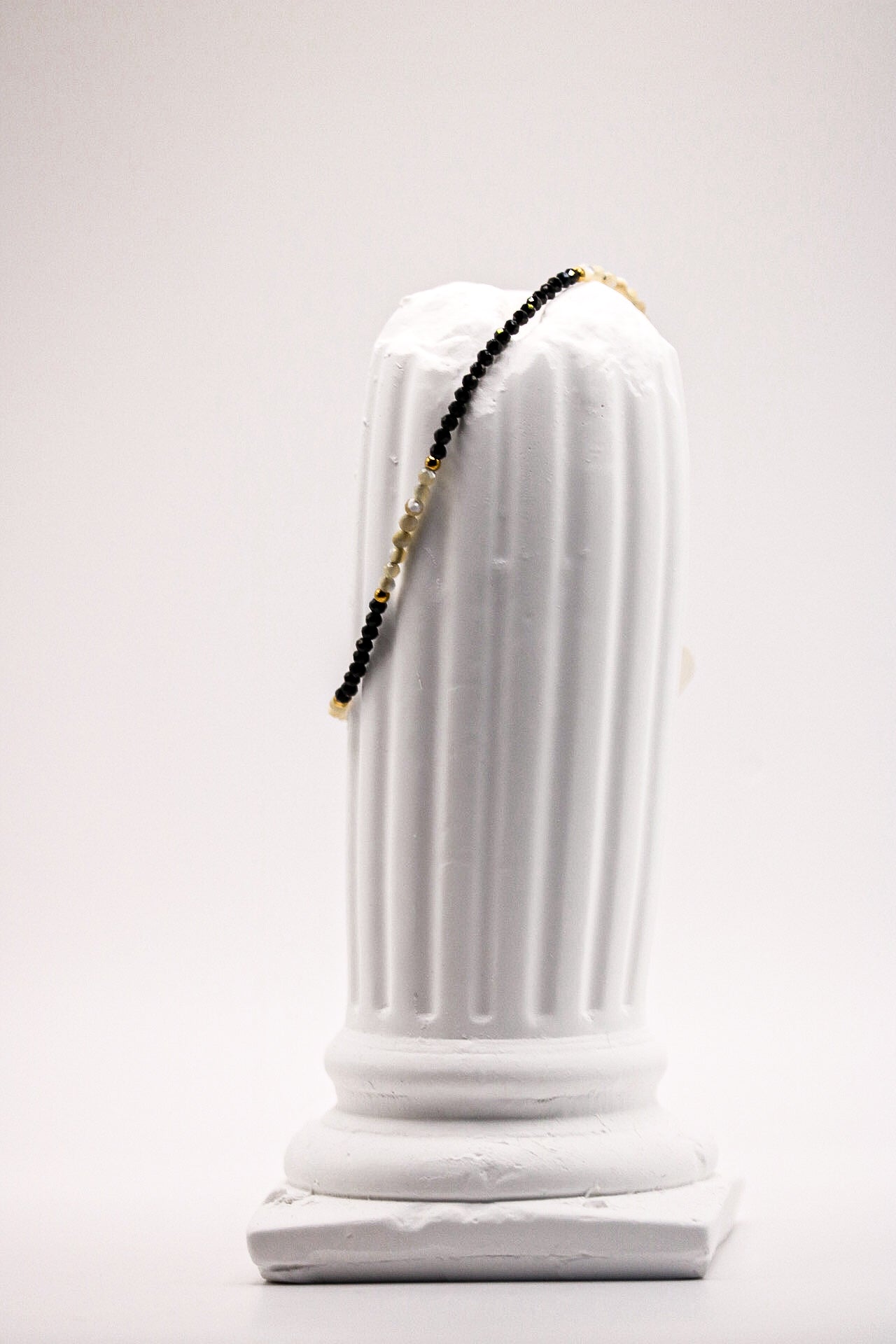 Mother of Pearl & Onyx armband met witte en zwarte edelsteen kralen – elegant en tijdloos design.