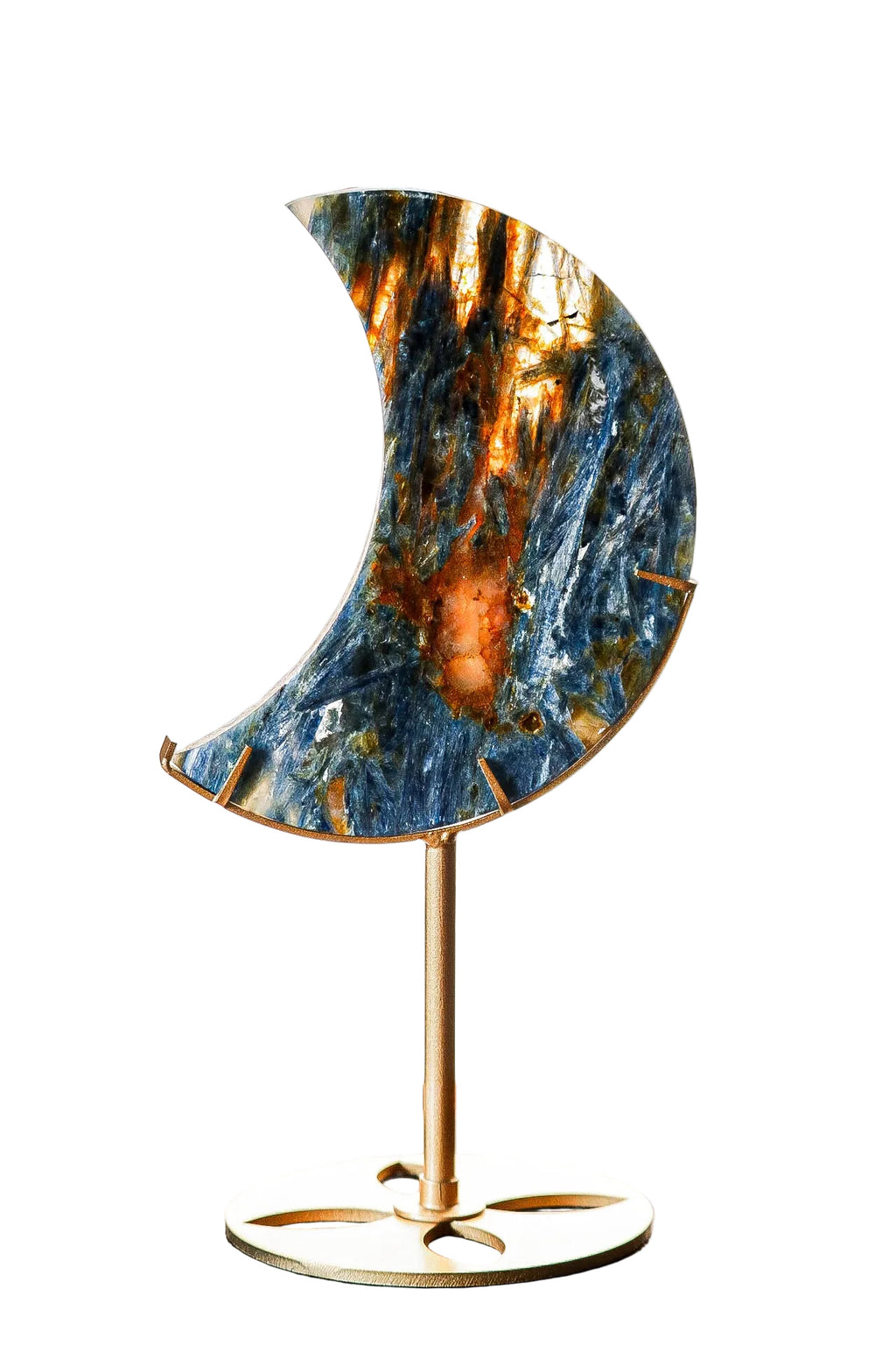 Blauwe kyanite maan met gouden accenten op een custom gouden standaard