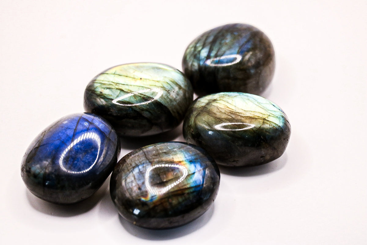 Labradoriet tumbles met natuurlijke blauwe, groene en gouden labradorescentie