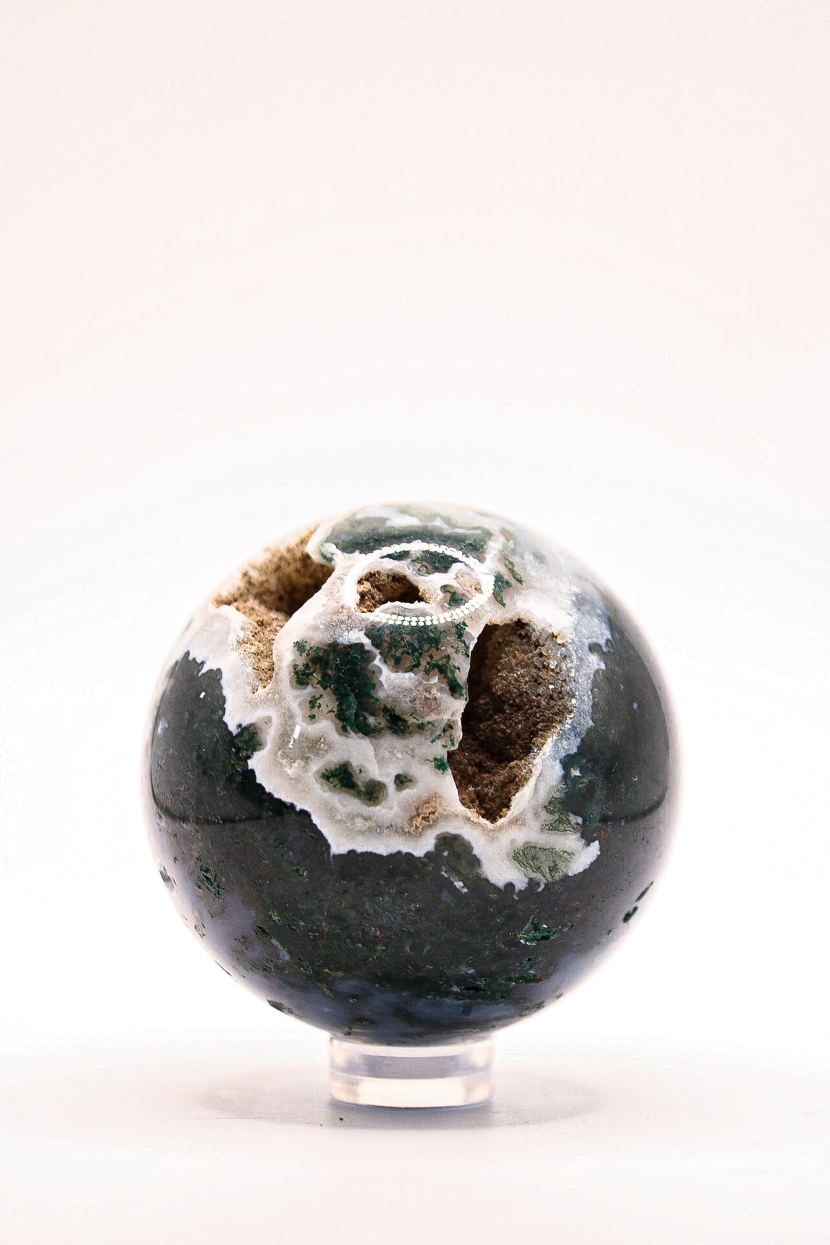 Mosagaat bol van 158 gram met groene mosinsluitsels en natuurlijke open structuren