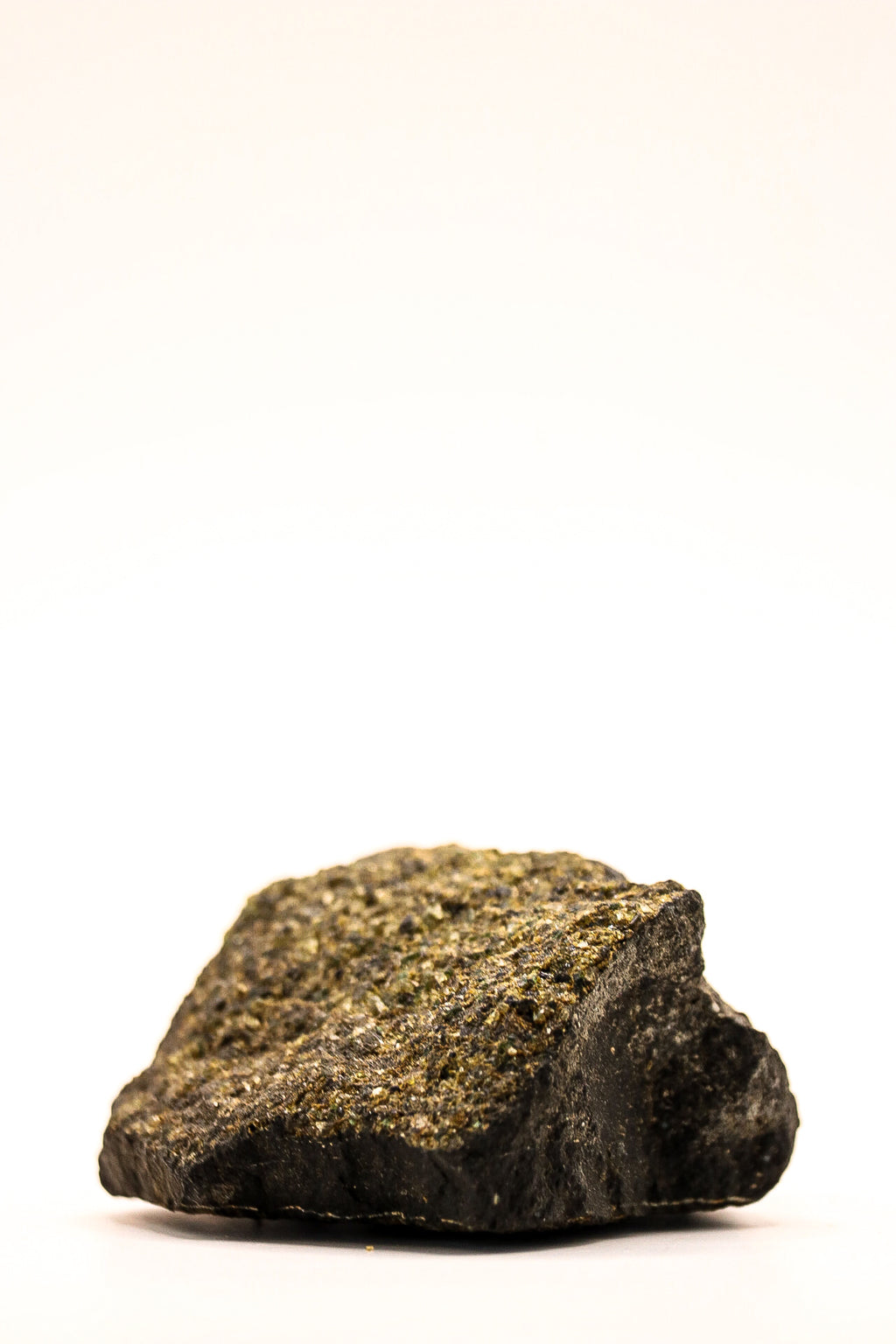 Ruwe peridoot van 110 gram met olijfgroene en goudgroene kristallen