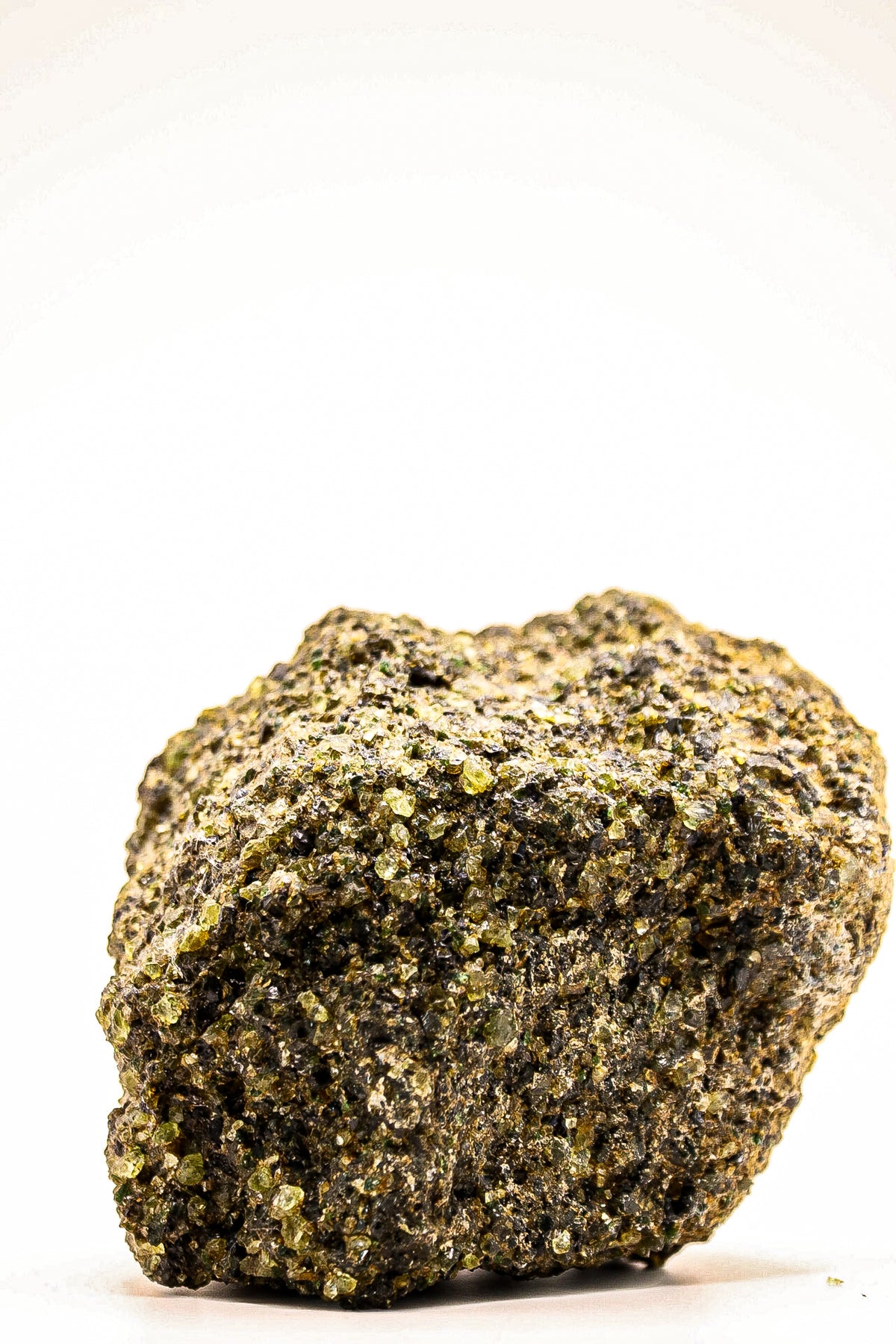 Close-up van de natuurlijke groene kristallijne structuur van peridoot